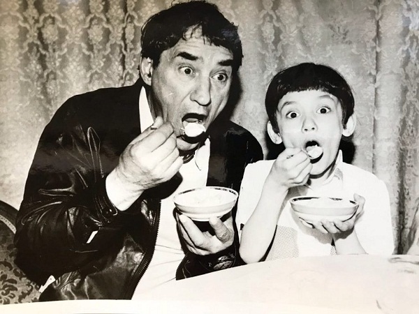 Карина Мишулина в детстве с знаменитым отцом фото