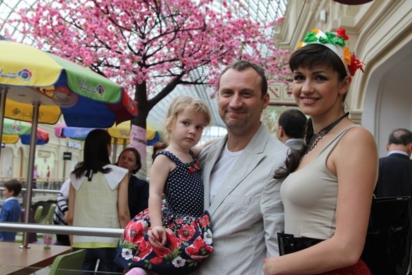 Анатолий Белый с женой и младшей дочерью фото