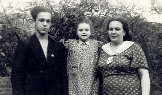 Иосиф Кобзон в молодости с сестрой и мамой фото