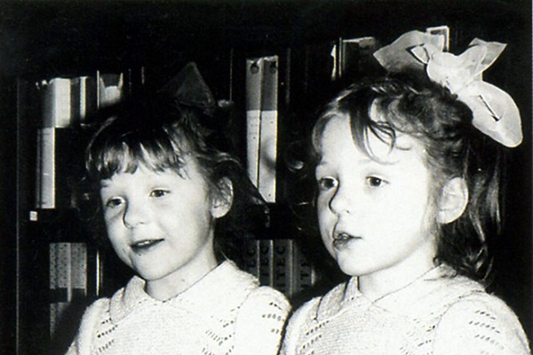 Полина Кутепова в детстве с сестрой фото