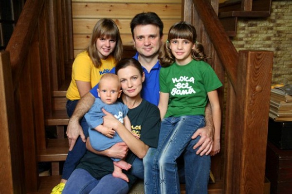 Тимур Кизяков с женой и детьми фото