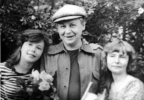Александра Табакова в детстве с отцом и матерью