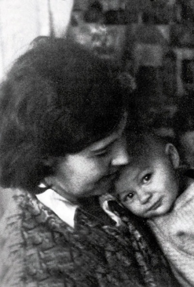 Александр Збруев в детстве с мамой фото
