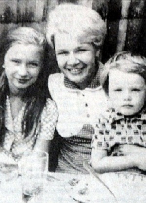 Андрей Данилко в детстве с мамой и сестрой фото
