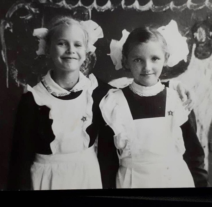 Елена Летучая в детстве с одноклассницей фото