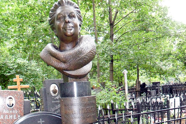 Инна Ульянова памятник