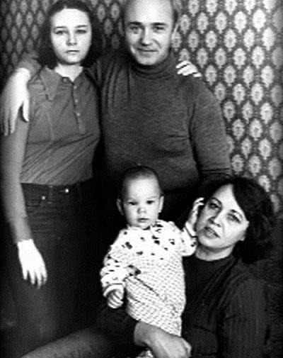 Леонид Куравлев с семьей: женой, сыном и дочкой фото