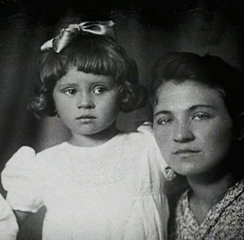 София Ротару в детские годы с мамой