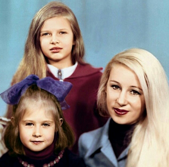 Эвелина Бледанс в детстве с мамой и сестрой фото