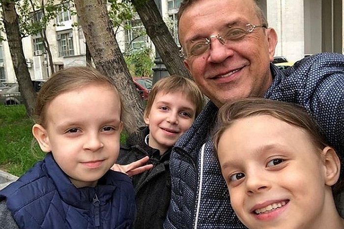 Рома Жуков с детьми