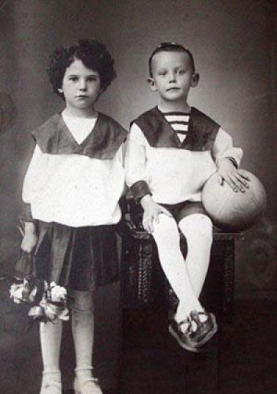 Леонид Гайдай в детстве с сестрой