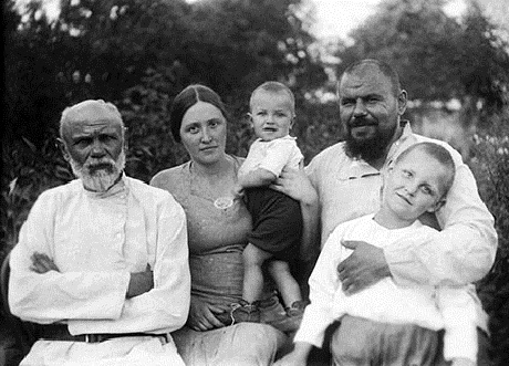 Николай Дроздов в детстве (на руках у матери) с семьей фото