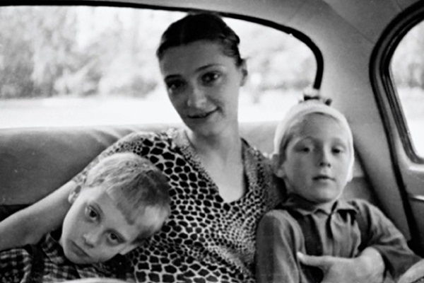 Никита Высоцкий в детстве с мамой и братом