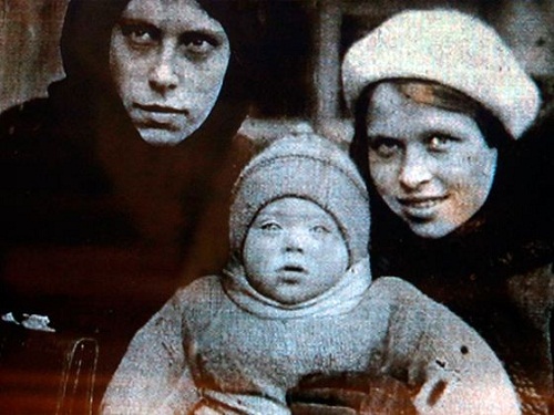 Алиса Фрейндлих в детстве с мамой и тетей