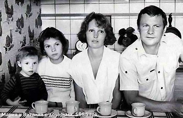 Виталий Соломин с женой и дочерьми