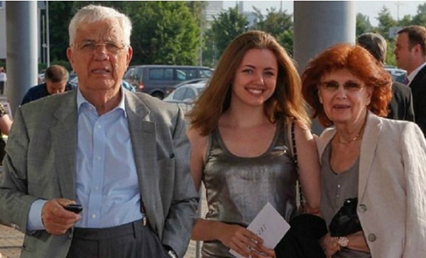 Раймонд Паулс с женой и внучкой