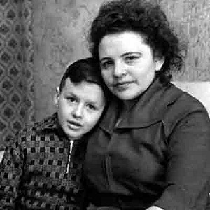 Родион Нахапетов в детстве с мамой