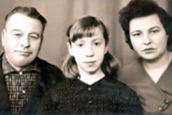 Галина Петрова в детстве с отцом и матерью