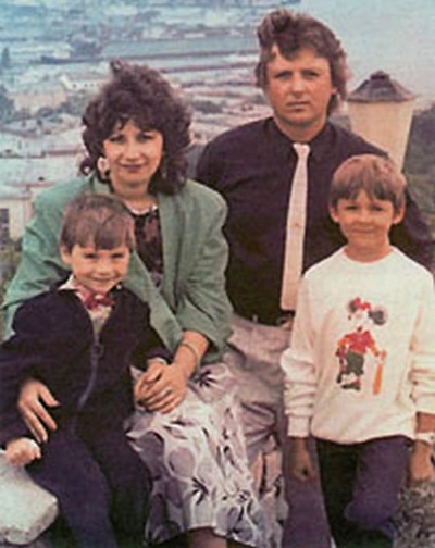 Сергей Лазарев в детстве с родителями и братом